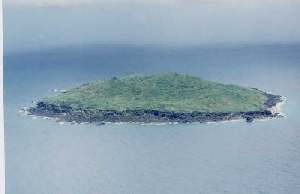 久場島は周囲約3.4kmのほぼ円形をした島で、面積は0.87平方キロ。最高峰海抜は118メートル。地質は火山岩