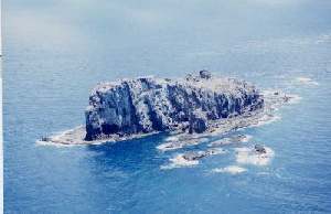 大正島は周囲約1km、海抜約84mの断崖絶壁の島で面積は0.05平方キロ。最高峰海抜は84メートル。地質は水成岩
